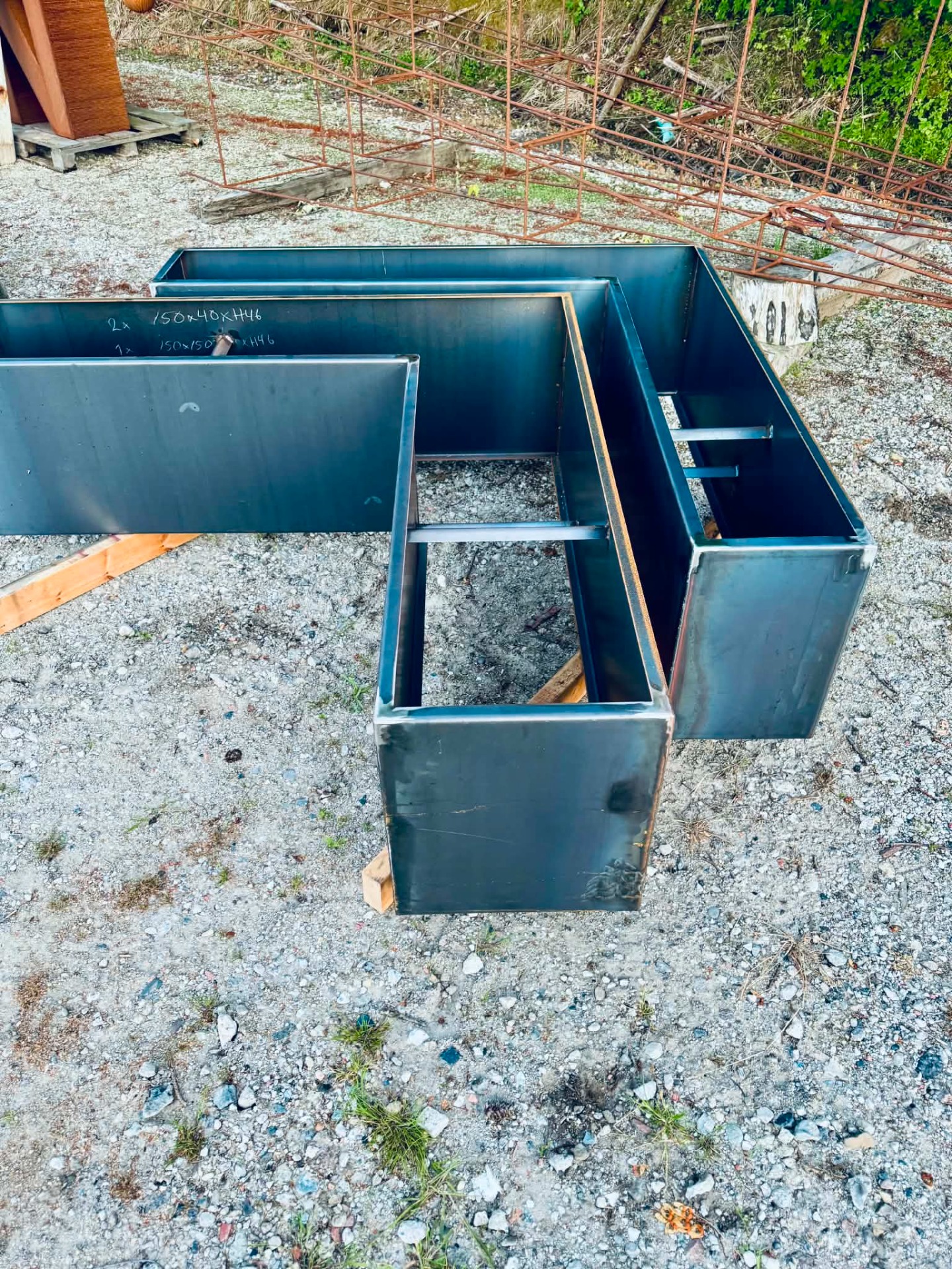 Vinkelhøjbed i cortenstål H46 cm fra byVogn – speciallavet L-formet højbed i 3 mm cortenstål med ombukket kant og fuldsvejst konstruktion.